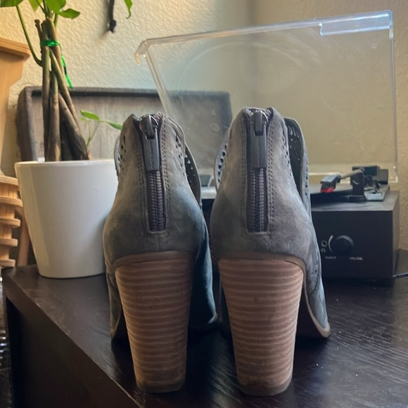 Vince Camuto Grey Suede Laser Cut Heel ankle booties women size 7.5 - Picture 2 of 8